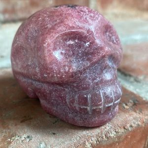 Rose granite carved mini skull
